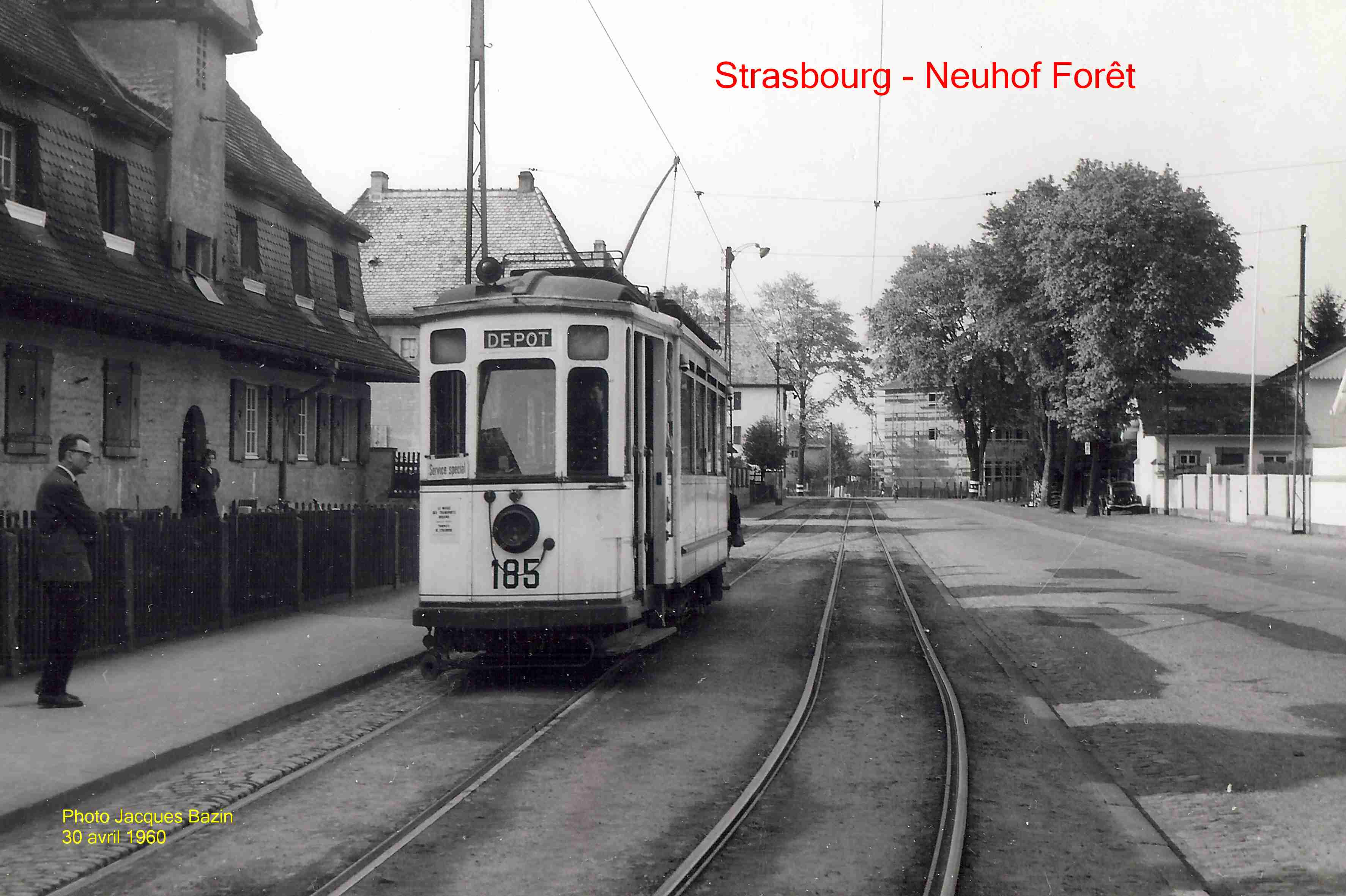 La motrice n° 185 au terminus de Neuhof-Forêt.